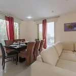 Felice Villa Maa